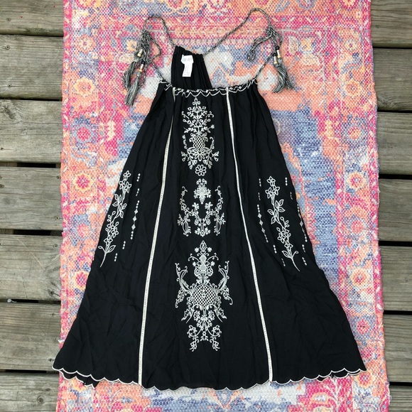 Forever 21 Dresses & Skirts - Forever 21 black Embroidered dress